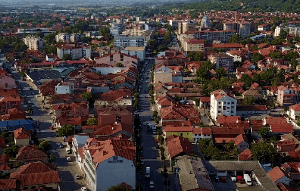 UŽAS KOD PARAĆINA: Čovek <span style='color:red;'><b>UPUCAN u grudi</b></span>, komšija u šoku 'Zazvonio je telefon i samo sam čuo - UPUCAŠE ME'  
